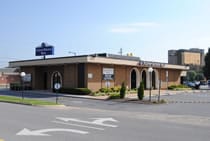 Exterior view of Andrew Johnson Bank’s Johnson City Office, highlighting its modern design and welcoming atmosphere.